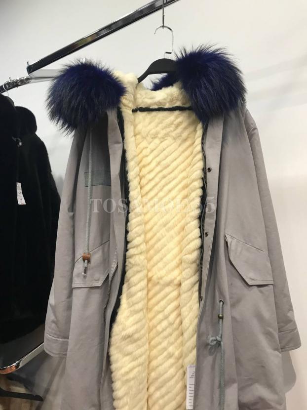 Серая парка с мехом енота фото №2
